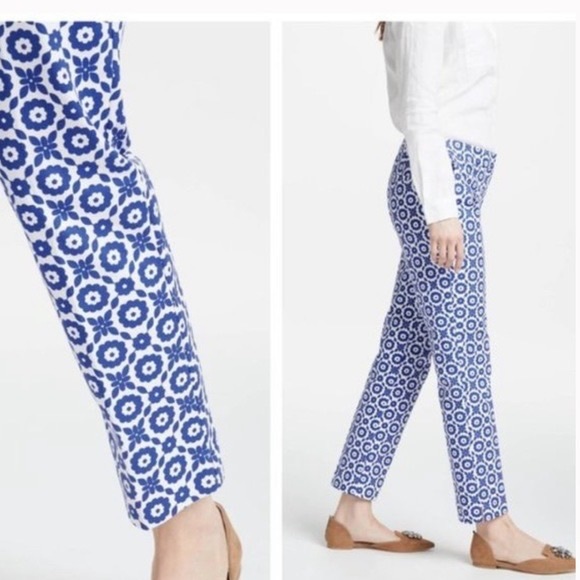 Boden Richmond 7/8 pants. Vibrant blue and white daisy print. Like new. - Picture 1 of 3